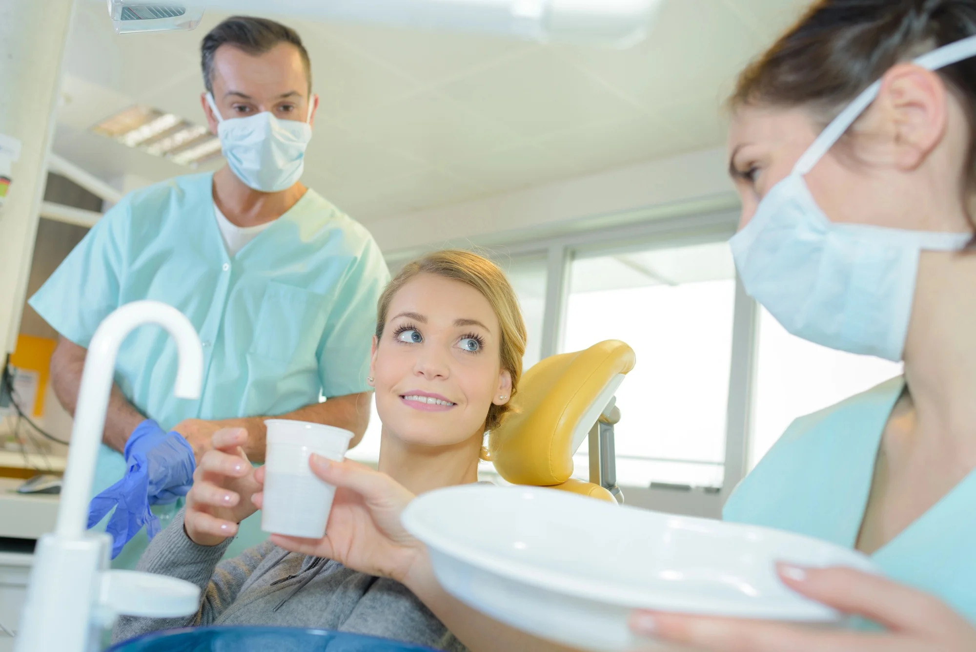 walk-in-dentist-near-me-assisting-patient-after-dental-treatment