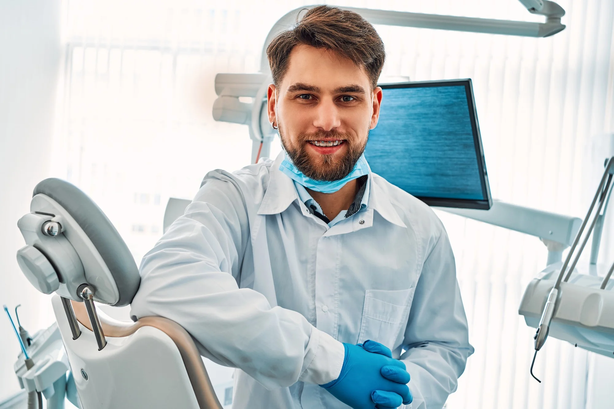 walk-in-dentist-near-me-with-male-dentist-preparing-for-patient-care-in-dental-office